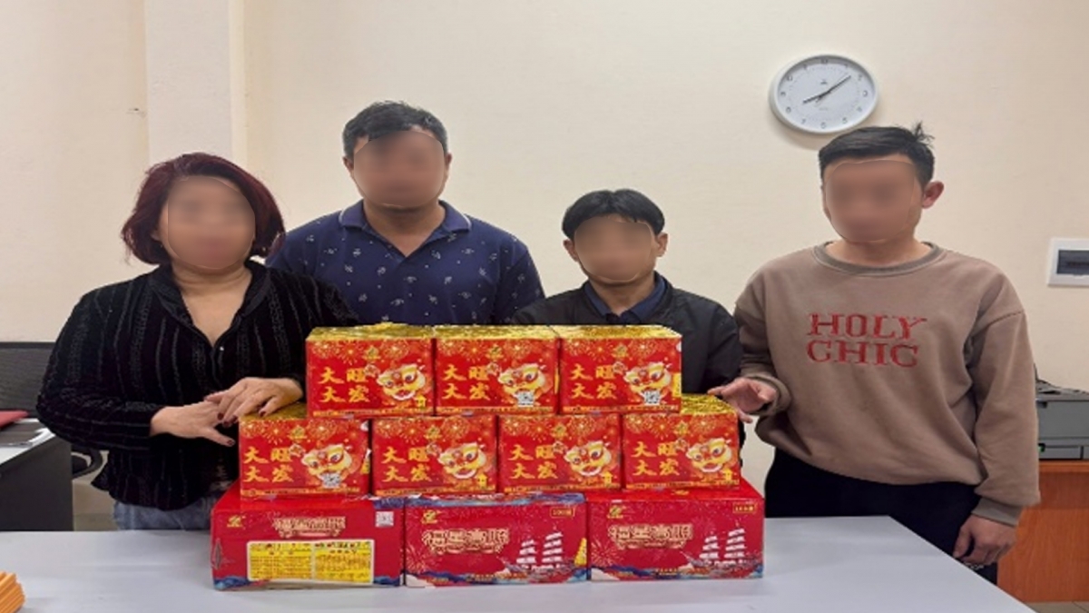 Các đối tượng cùng tang vật