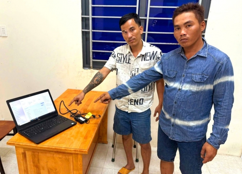 Các đối tượng cùng tang vật.