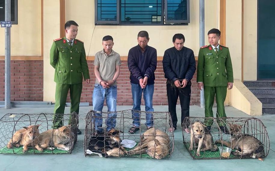 3 đối tượng (đứng giữa) cùng tang vật. Ảnh: Công an Hà Tĩnh