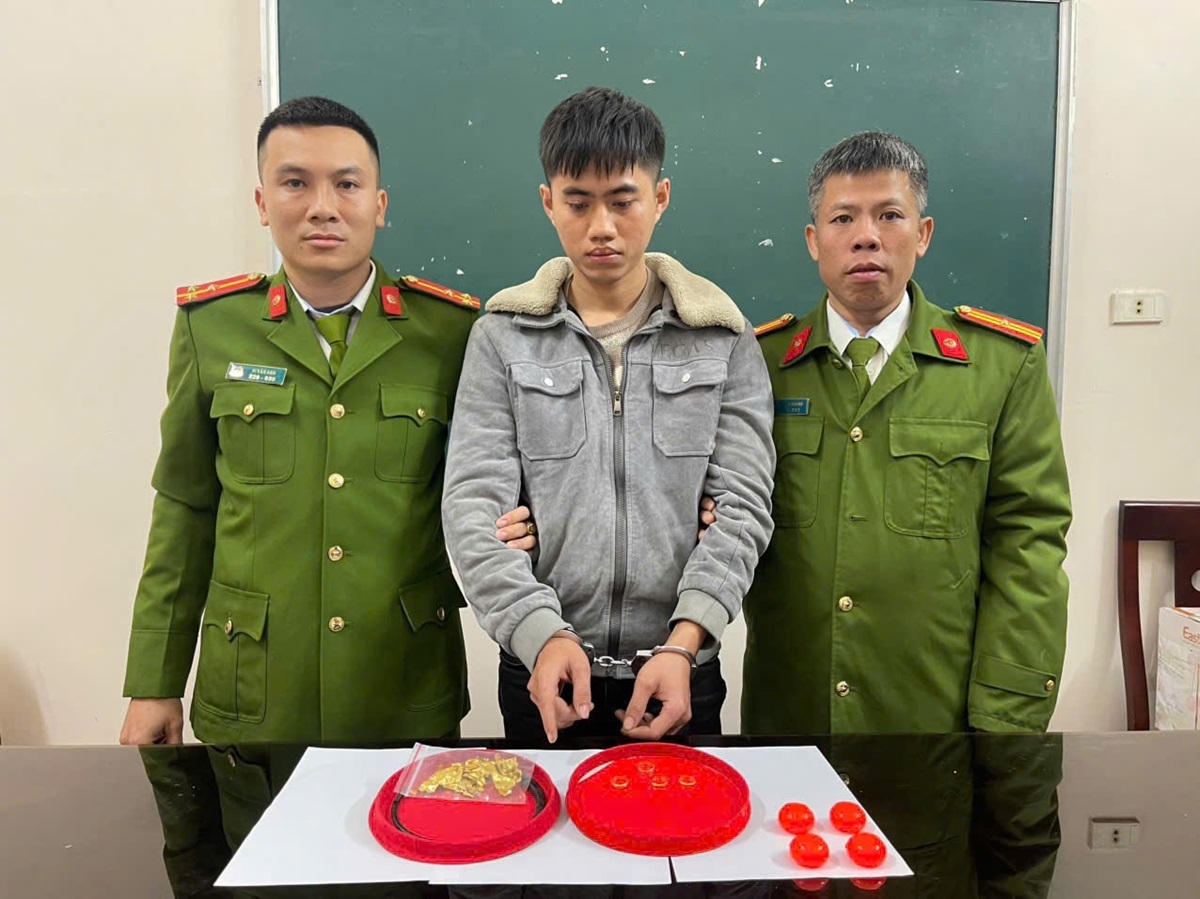 Đối tượng Vi Văn Hạnh cùng tang vật. (Ảnh: Công an Nghệ An)