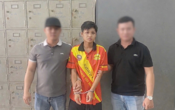 Đối tượng Yến (giữa), bị các trinh sát khống chế.