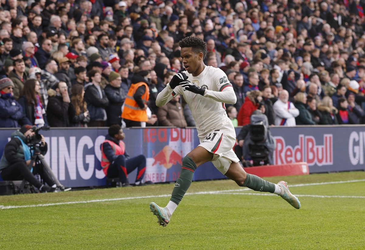 Estevao ăn mừng bàn mở tỷ số cho Chelsea. (Ảnh: Reuters). 