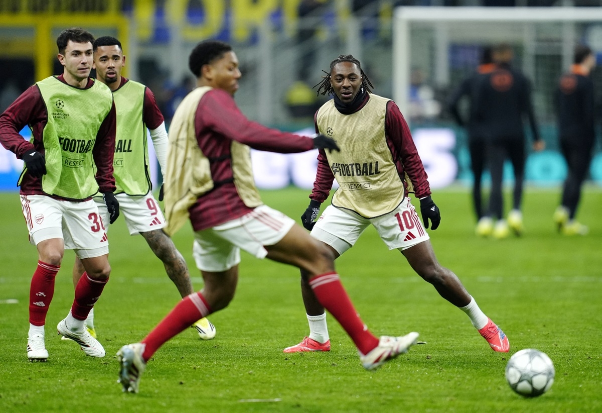 Cầu thủ 2 đội khởi động trước trận. (Ảnh: Reuters). 