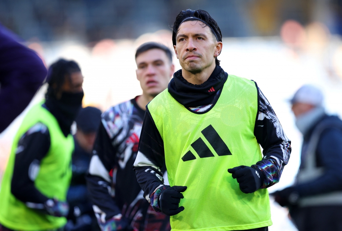 Các cầu thủ MU khởi động trước giờ G (Ảnh: Reuters)