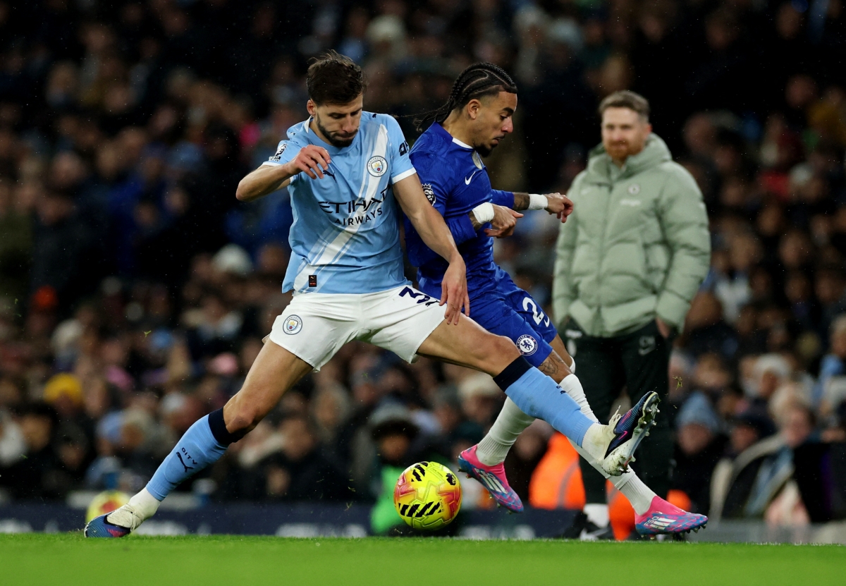 Trận đấu đang diễn ra với tốc độ cao (Ảnh: Reuters).