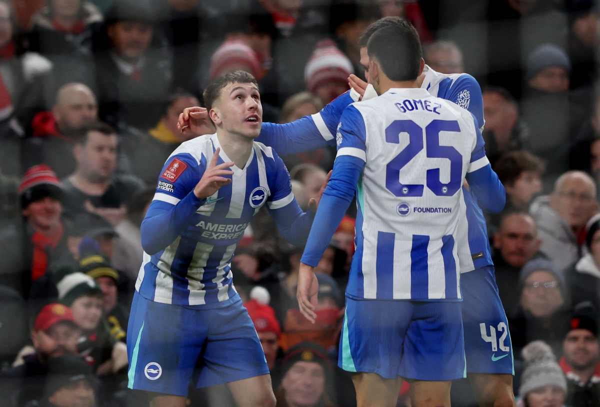 Brighton đang được hưởng niềm vui sau khi kết thúc hiệp 1. (Ảnh: Reuters). 