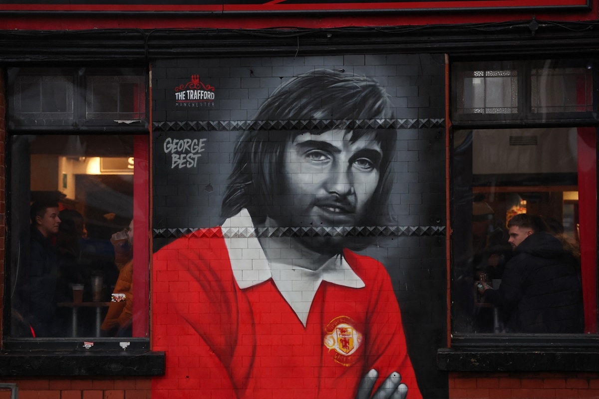 Hình ảnh ngoài sân Old Trafford trước trận đấu. (Nguồn: Reuters). 