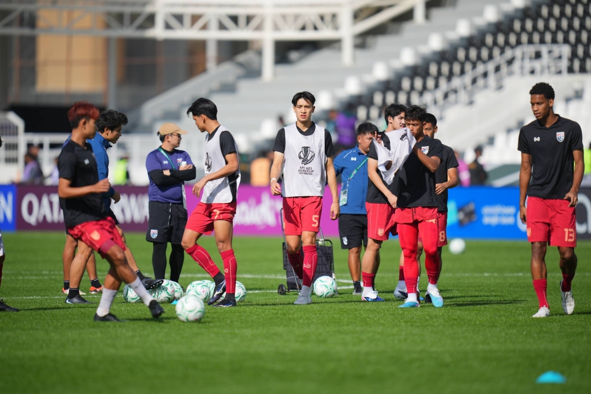 Các cầu thủ Thái Lan khởi động trước trận. (Ảnh: FAT). 