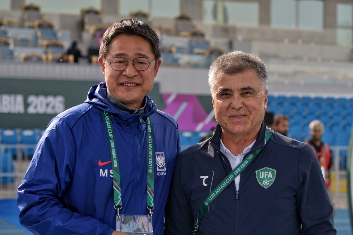 HLV của 2 đội Hàn Quốc và Uzbekistan. (Ảnh: UFA). 