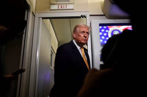 Tổng thống Mỹ Donald Trump phát biểu trước báo giới trên chuyên cơ Không lực Một ngày 14/11/2025. Ảnh minh họa: Reuters