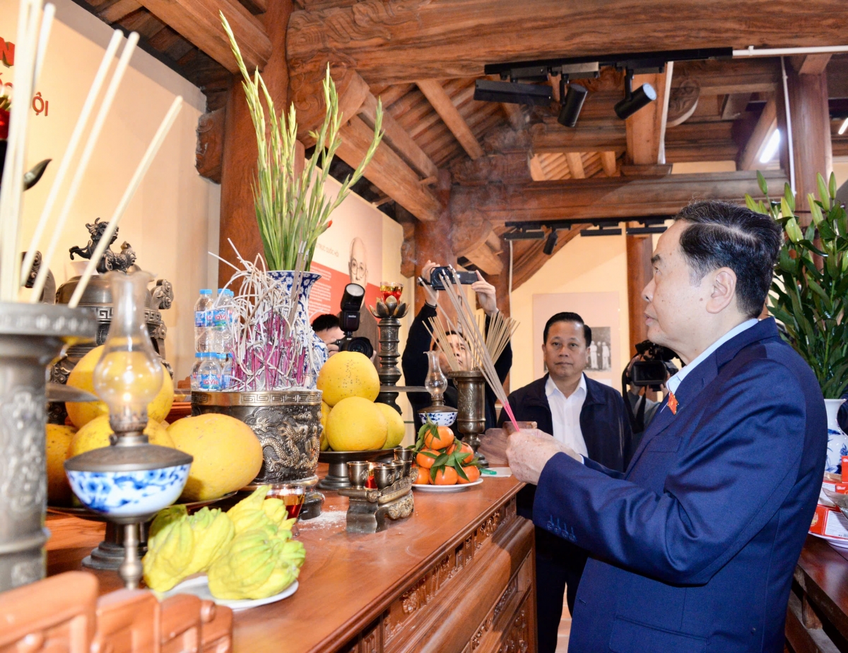 Chủ tịch Quốc hội dâng hương tại Khu lưu niệm cố Trưởng Ban Thường trực Quốc hội Bùi Bằng Đoàn.