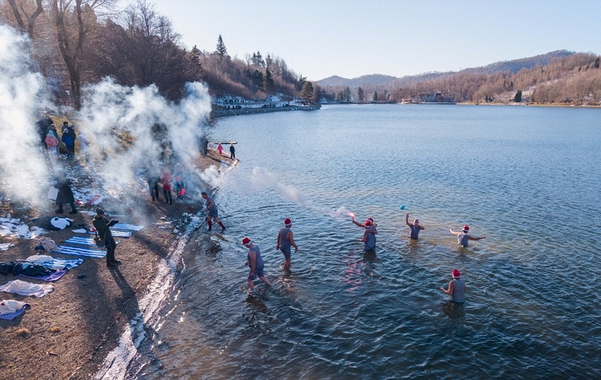 Truyền thống đếm ngược đón năm mới vào giữa trưa tại Croatia. Ảnh: Reuters