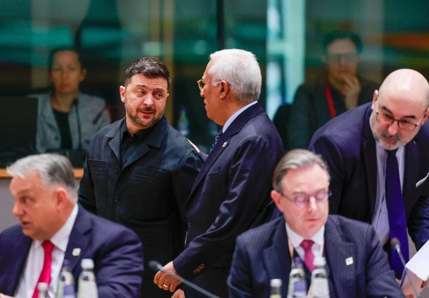 Tổng thống Ukraine Volodymyr Zelensky (thứ hai từ trái sang) trò chuyện với Chủ tịch Hội đồng châu Âu Antonio Costa. Ảnh: AP