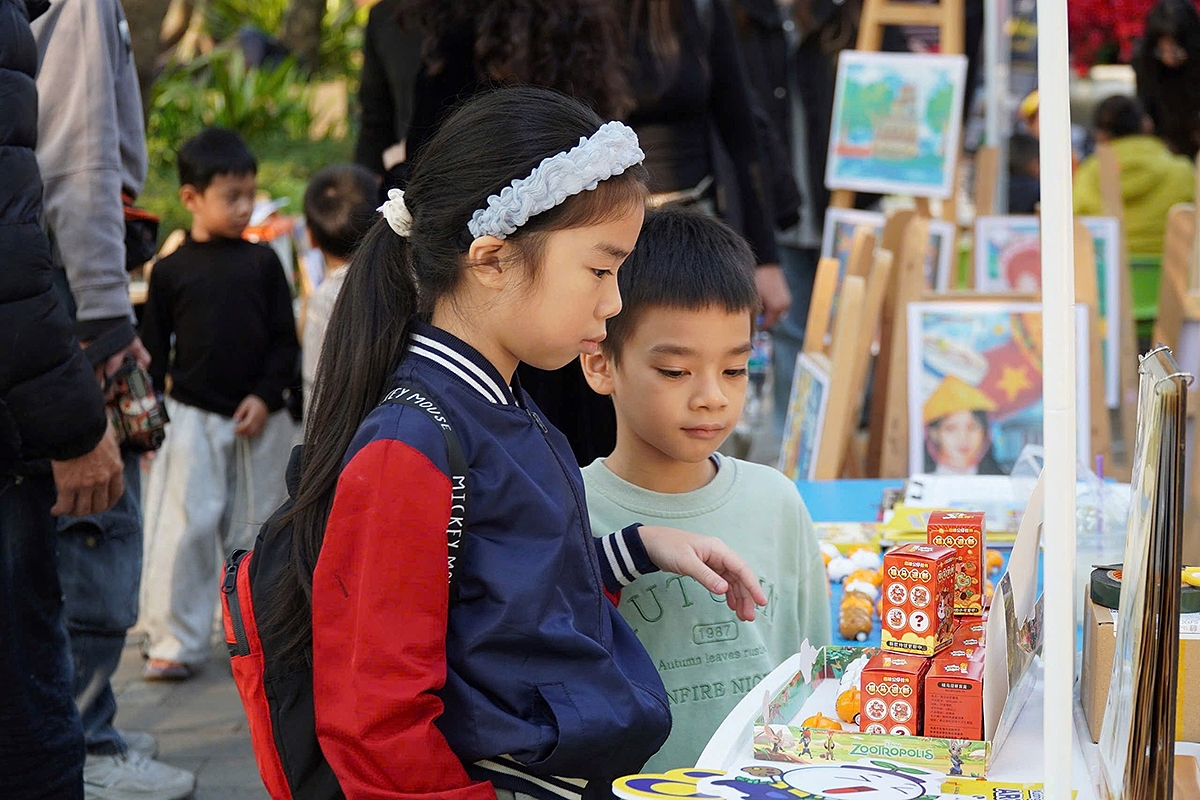 Các gian hàng tại chương trình "Tụ hội sáng tạo" luôn thu hút đông du khách đến tham quan từ sáng đến tối