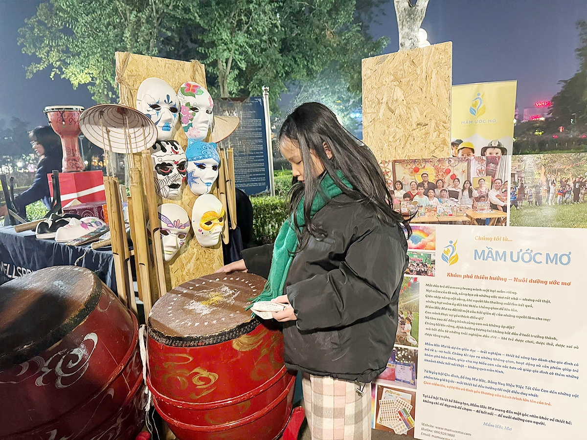 Các gian hàng trưng bày thu hút du khách tham quan ở nhiều độ tuổi