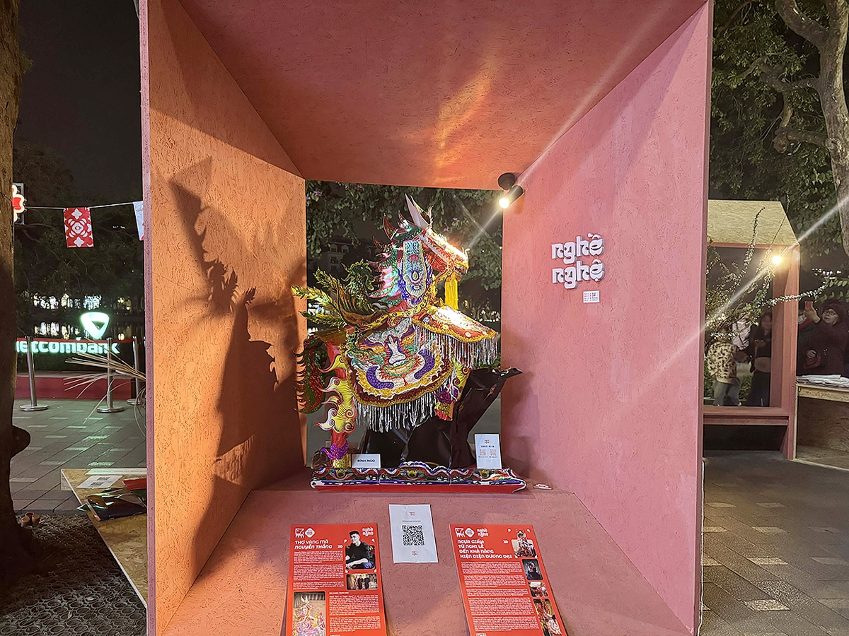 Các gian trưng bày sản phẩm truyền thống luôn thu hút sự quan tâm của nhiều du khách