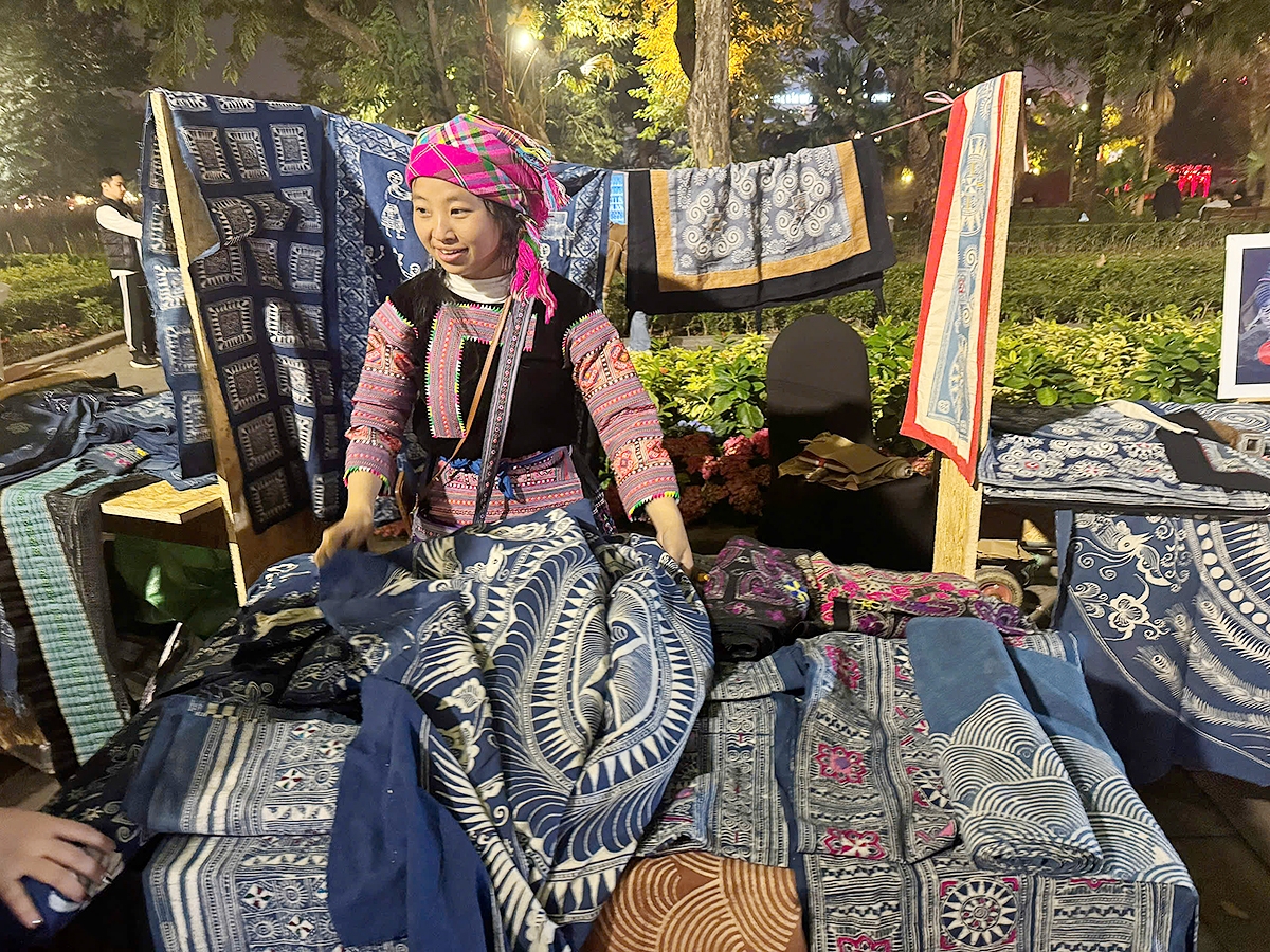 Chị Hàng Y Na, dân tộc Mông hạnh phúc khi được giới thiệu sản phẩm truyền thống đến du khách trong và ngoài nước