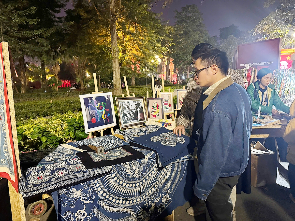 Du khách chiêm ngưỡng và tìm hiểu các hoạ tiết độc đáo trên trang phục dân tộc Mông