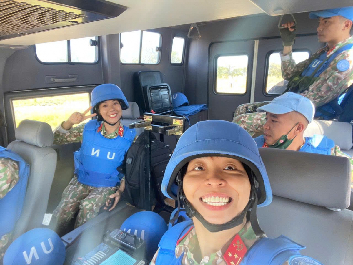 Sau cuộc giao tranh ở gần đơn vị, mỗi lần di chuyển, Tú Uyên và đồng đội phải mặc áo giáp, đội mũ sắt.