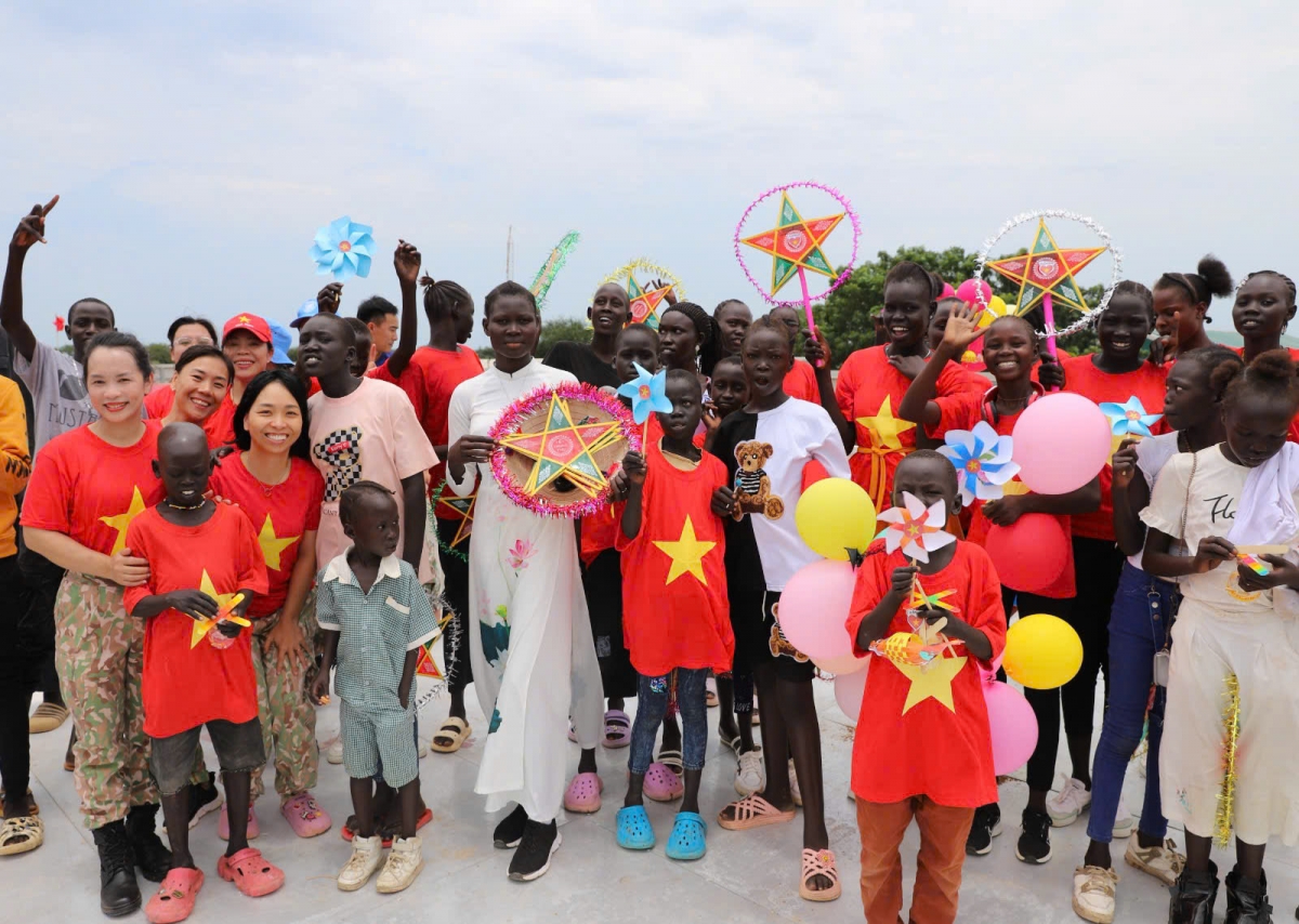 Thiếu tá Phạm Tú Uyên cùng các em nhỏ  và người dân ở Abyei. 