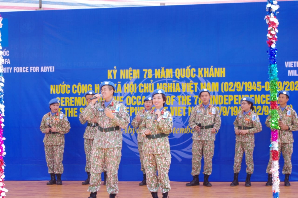 Thiếu tá Phạm Tú Uyên tham gia văn nghệ kỷ nhiệm 78 năm Quốc khánh nước CHXHCN Việt Nam khi còn ở Abyei