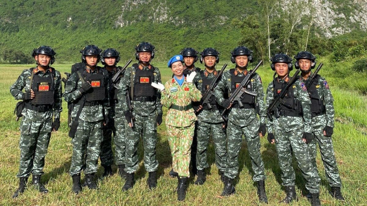 Tú Uyên tham gia tập luyện A80 cùng đồng đội.