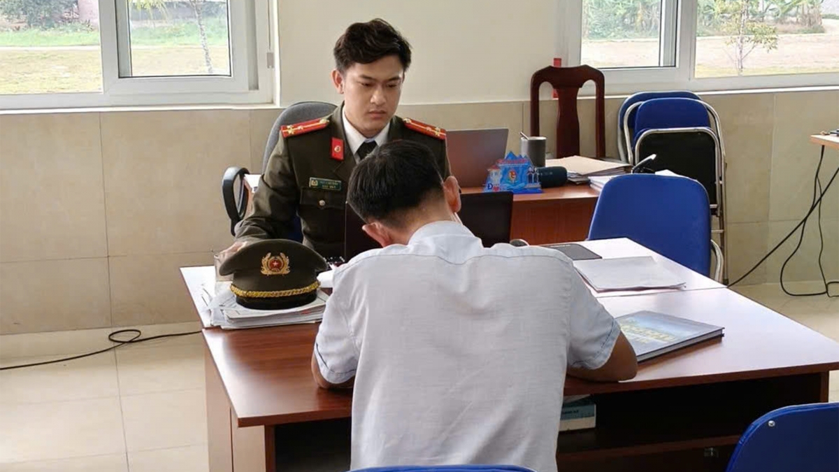 Công an xã Suối Hai làm việc với người vi phạm