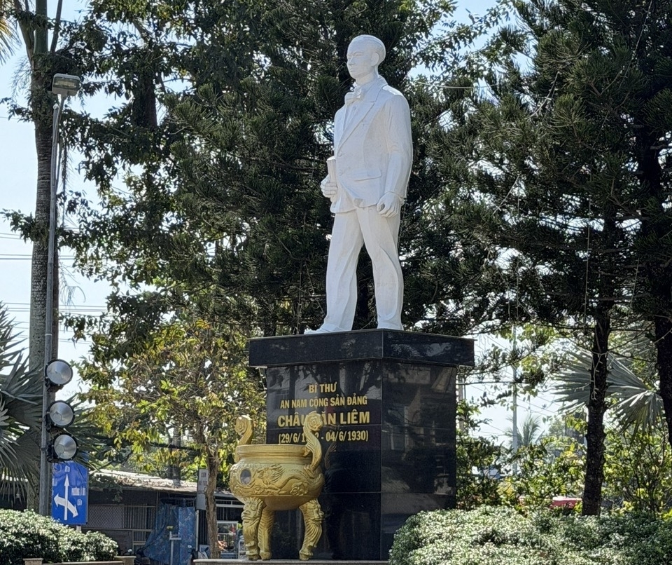 Tượng đồng chí Châu Văn Liêm tại trung tâm phường Ô Môn.