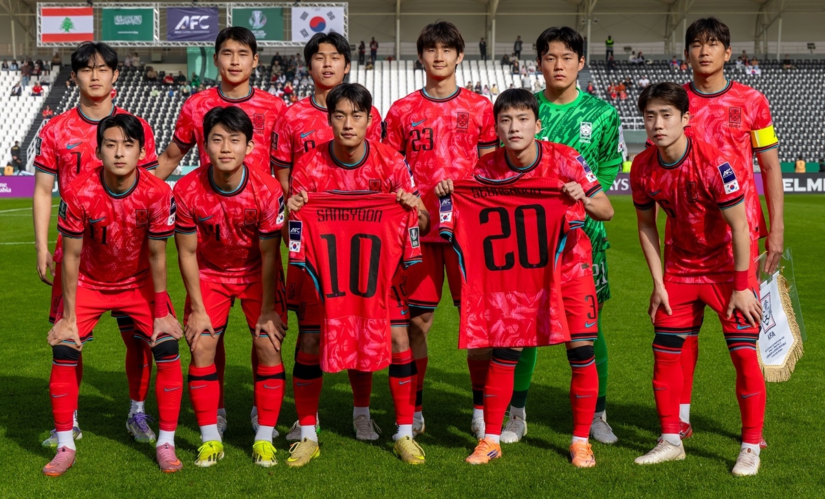 Các cầu thủ Hàn Quốc giơ áo khi chụp ảnh để động viên Kang Sang Yoon sớm bình phục chấn thương. (Ảnh: AFC). 