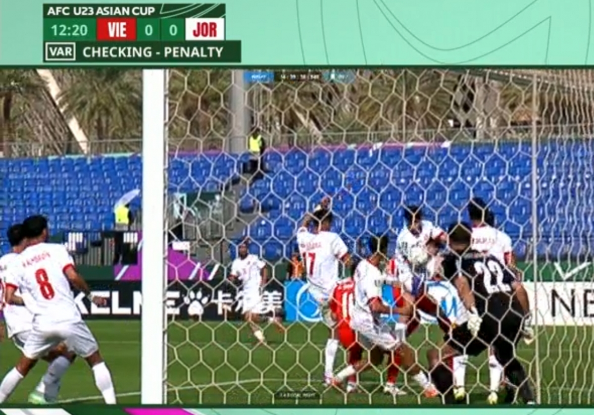 Cầu thủ U23 Jordan để tay chạm bóng trong vòng cấm (Ảnh chụp màn hình)