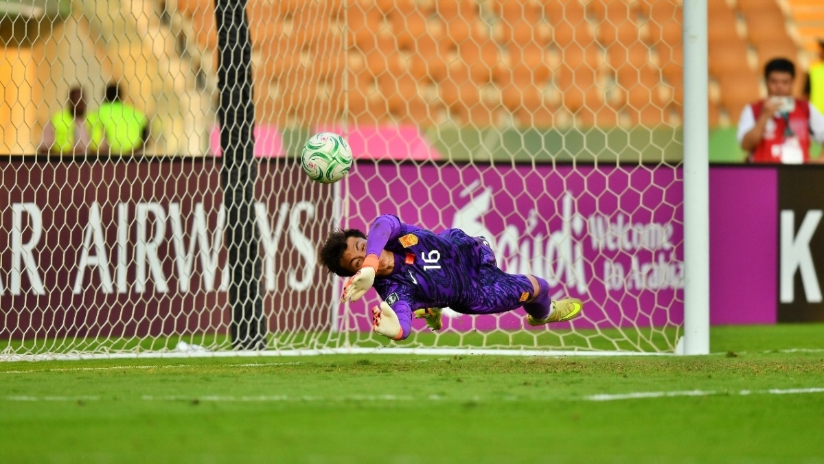 Li Hao trở thành "bức tường thành" vững chãi trước khung gỗ của U23 Trung Quốc. (Ảnh: CFA)