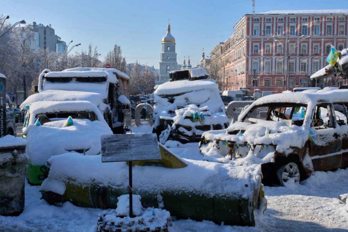 Những chiếc xe quân sự Nga bị phủ đầy tuyết và hư hại được trưng bày ở trung tâm thành phố Kiev, Ukraine ngày 16/1/2026. Ảnh: AP