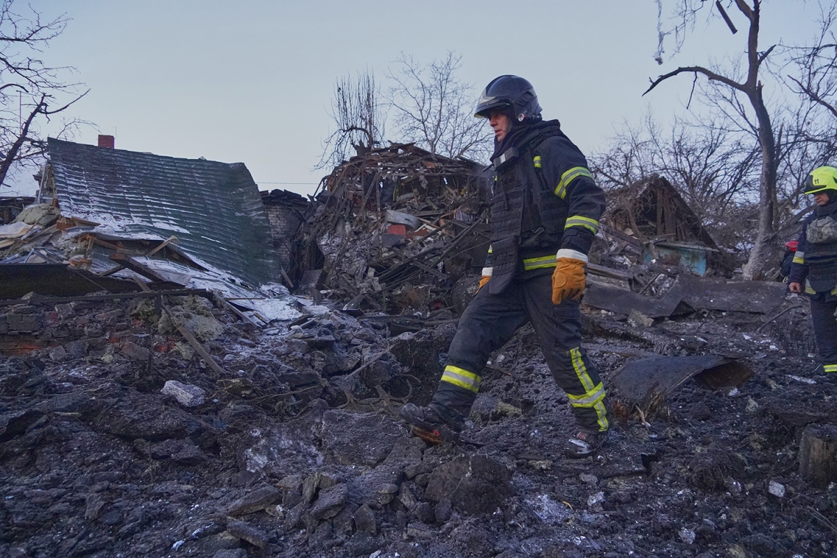 Nhân viên cứu hộ Ukraine kiểm tra hiện trường sau một vụ không kích ở Kharkov, ngày 19/1/2026. Ảnh: AP