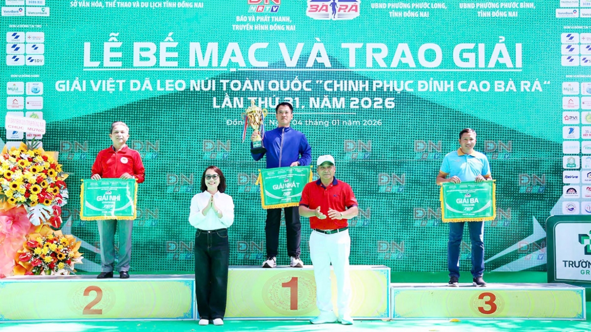 Ban tổ chức trao giải nhất, nhì, ba toàn đoàn hệ tuyển (ảnh: BĐN)