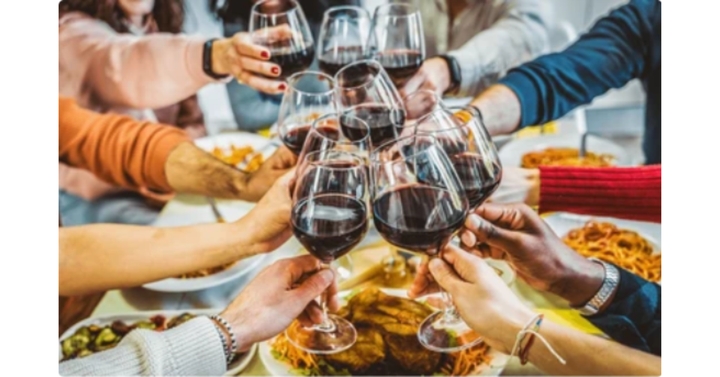 Uống nhiều rượu bia làm tăng gánh nặng cho gan (Ảnh: Shutterstock)