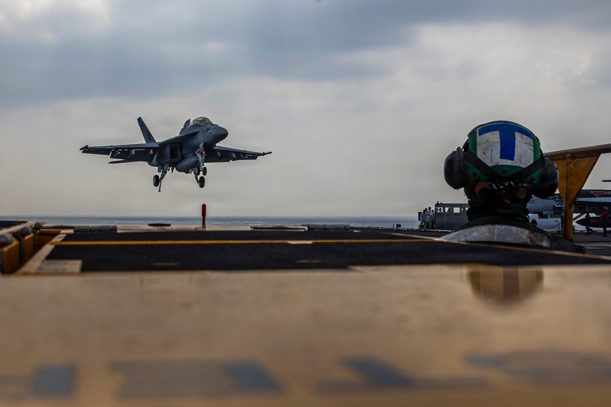 Tiêm kích F/A-18E Super Hornet đang hạ cánh xuống tàu sân bay lớp Nimitz USS Abraham Lincoln tại Ấn Độ Dương, ngày 22/1/2026. Ảnh: Hải quân Mỹ