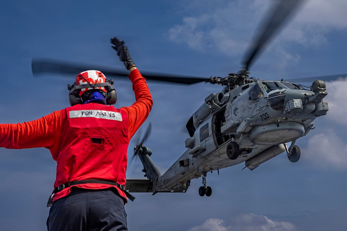 Quân nhân kỹ thuật hàng không điều phối trực thăng MH-60R Sea Hawk trên boong tàu sân bay lớp Nimitz USS Abraham Lincoln, ngày 21/1/2026. Ảnh: Hải quân Mỹ