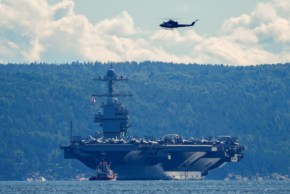 Tàu chiến lớn nhất thế giới, tàu sân bay USS Gerald R. Ford của Mỹ, di chuyển ra khỏi vịnh Oslofjord, khu vực Nesodden và Bygdoy, Na Uy, ngày 17/9/2025. Ảnh: Reuters