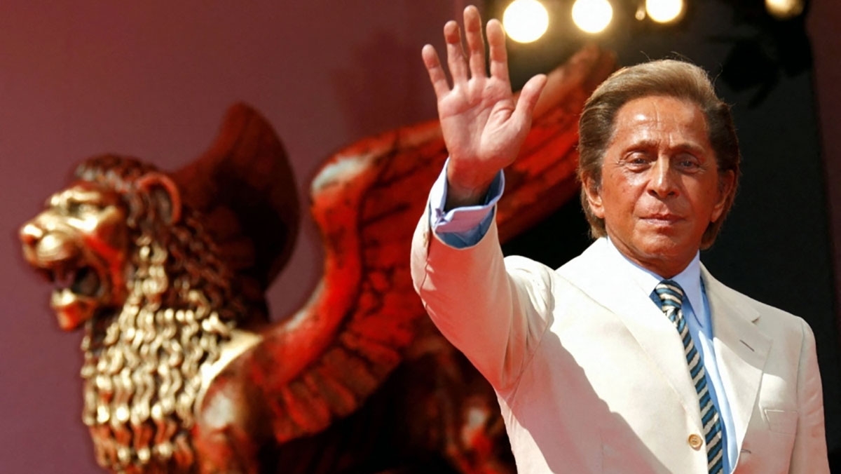 Valentino Garavani vẫy tay khi đến dự buổi ra mắt phim “Valentino: Vị Hoàng đế cuối cùng” tại Venice vào ngày 28/8/2008. Nhà thiết kế thời trang người Italia đã qua đời ở tuổi 93. Ảnh: Reuters