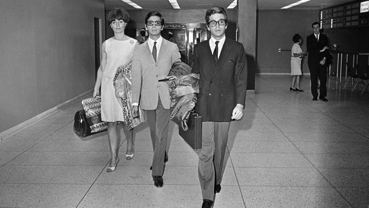 Giám đốc salon Nancy Sotto Corona, Valentino và Giancarlo Giammetti đến sân bay Kennedy ở New York vào ngày 15/9/1966. (Ảnh: Meyer Liebowitz/The New York Times)
