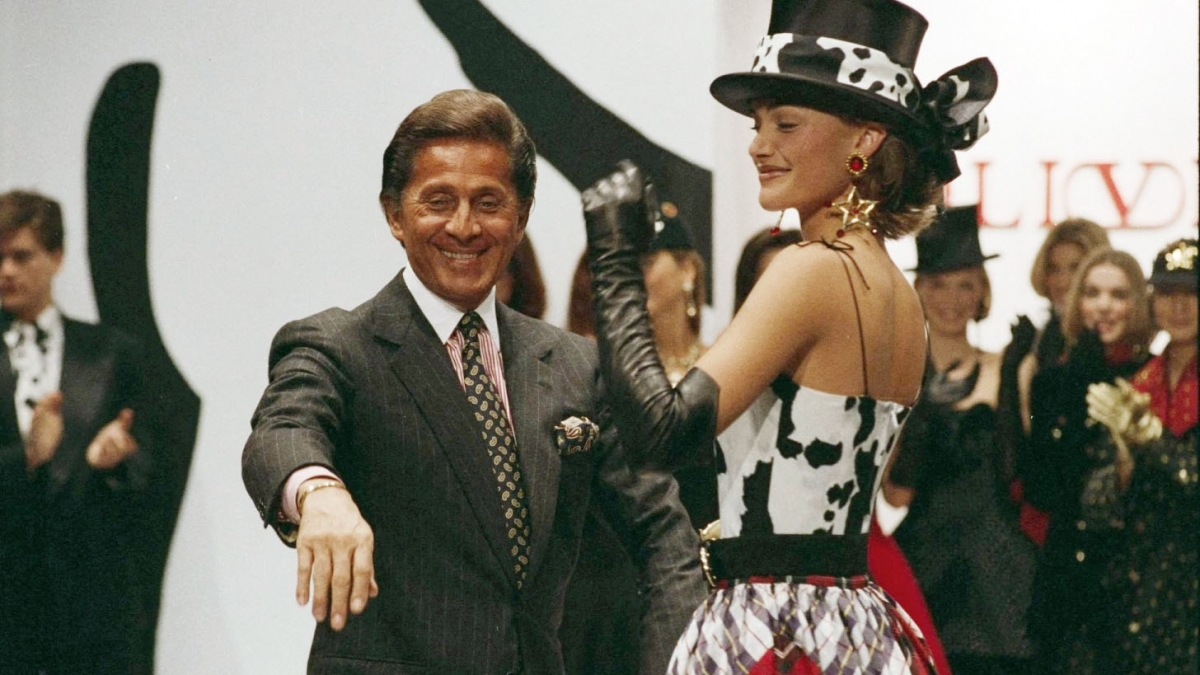 Valentino và một người mẫu vẫy tay sau buổi trình diễn bộ sưu tập Oliver by Valentino tại Milan tháng 3/1992. (Ảnh: Reuters)