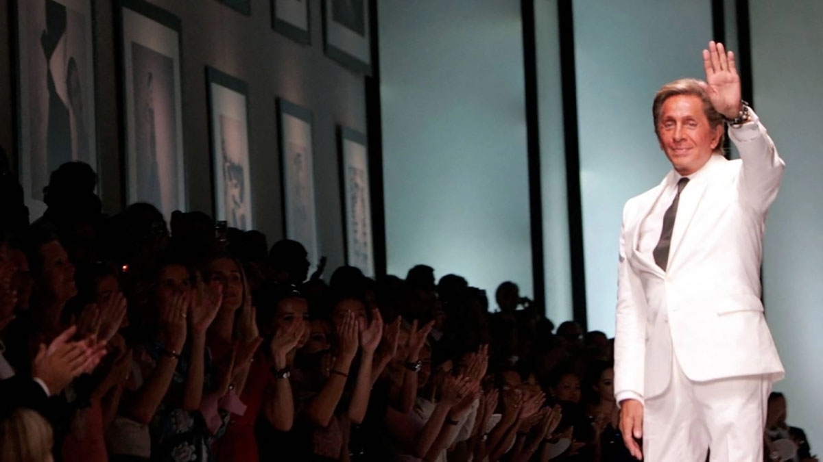 Valentino đón nhận tràng vỗ tay sau khi kết thúc buổi trình diễn bộ sưu tập thời trang cao cấp mới nhất của mình tại Rome vào ngày 7/7/2007. (Ảnh: Reuters)