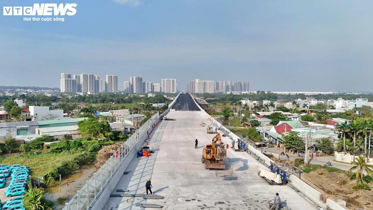 Dự kiến, đoạn cầu cạn từ nút giao cao tốc TPHCM - Long Thành - Dầu Giây đến nút giao Tân Vạn sẽ thông xe trước ngày 30/4/2026. Toàn tuyến Vành đai 3 dài 76,34 km sẽ khép kín và thông xe đồng bộ vào ngày 30/6/2026.