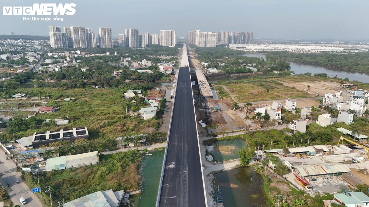 Đoạn 14,7 km tuyến Vành đai 3 TP.HCM đi qua các phường Long Bình, Long Phước và Long Trường. Trước đó, ngày 19/12, đoạn cầu cạn đã thông xe kỹ thuật, tạo động lực cho phát triển hạ tầng và
thị trường bất động sản khu Đông.