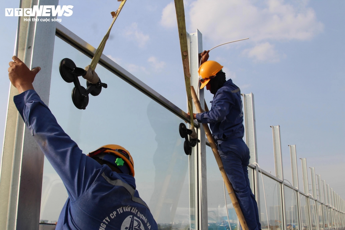 Trên công trường, nhà thầu đang tiếp tục thi công lớp bê tông nhựa và vách chống ồn.