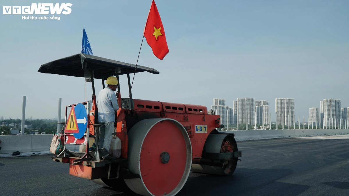 Theo kế hoạch, thảm nhựa sẽ hoàn tất trong dịp Tết, hệ thống giao thông thông minh và chiếu sáng sẽ triển khai trong quý I/2026