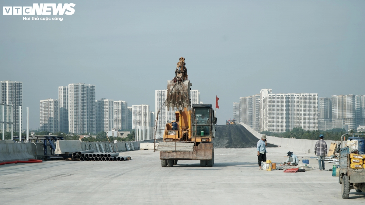 Để đưa dự án về đích đúng tiến độ cam kết, nhà thầu huy động tối đa lực lượng công nhân, máy móc thiết bị thi công liên tục.
