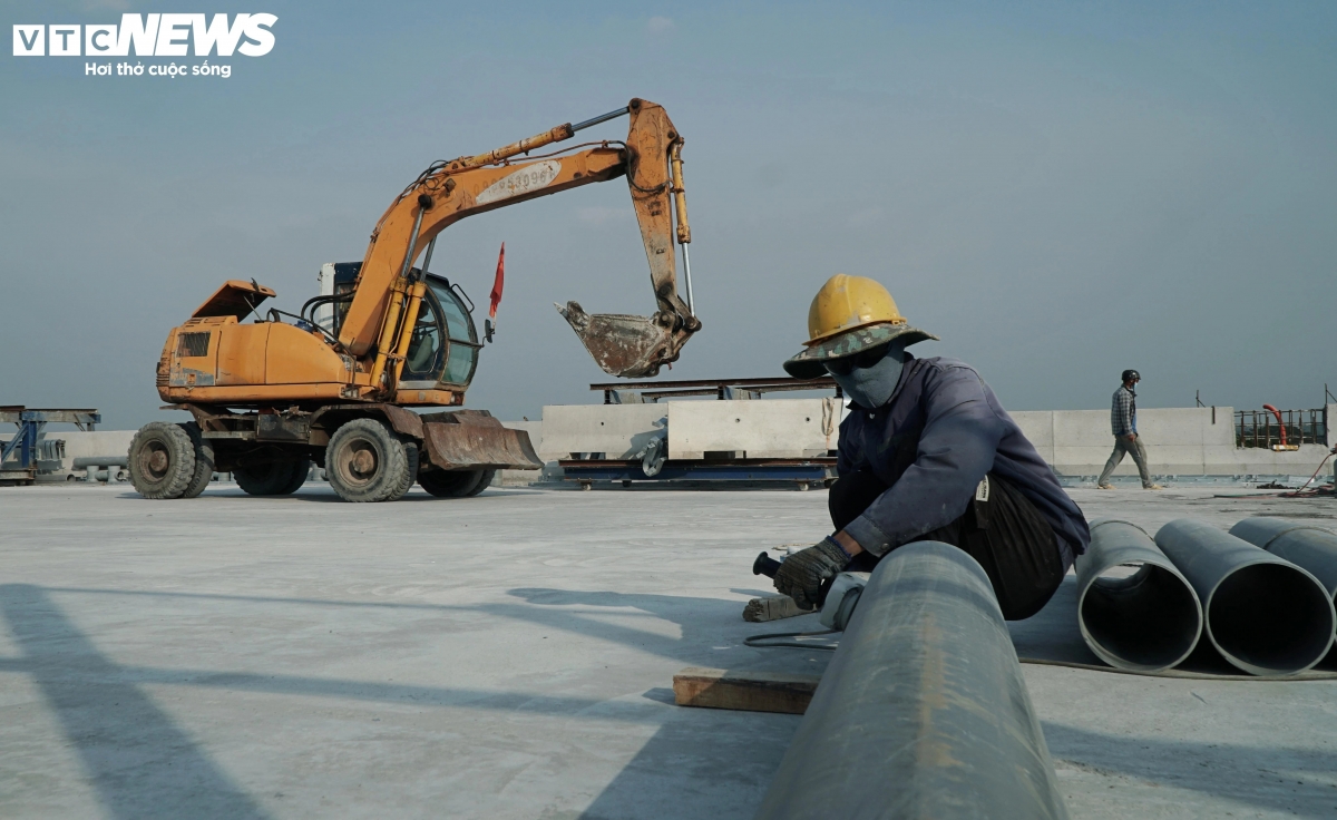 Đại diện Ban Quản lý dự án cho biết, tổng sản lượng toàn dự án Vành đai 3 qua TP.HCM, Đồng Nai, Tây Ninh hiện đạt trên 70%. Riêng đoạn cầu cạn qua Long Bình, Long Phước, 5 gói thầu xây lắp chính đạt 78%, trong đó phần cầu cạn hoàn thành hơn 87%.