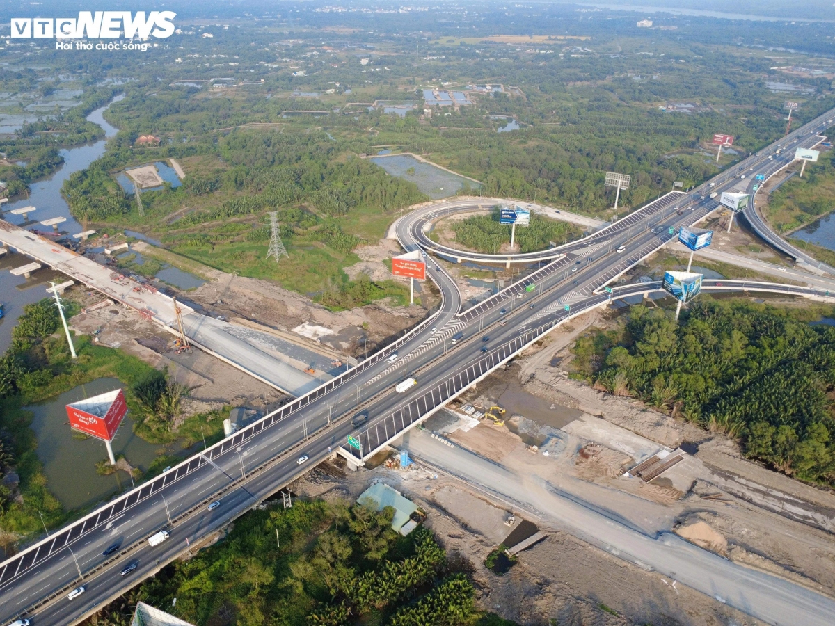 Tại khu vực đường nối Vành đai 3 với cao tốc TP.HCM - Long Thành - Dầu Giây cũng đang được thi công song song, dần hoàn thiện.