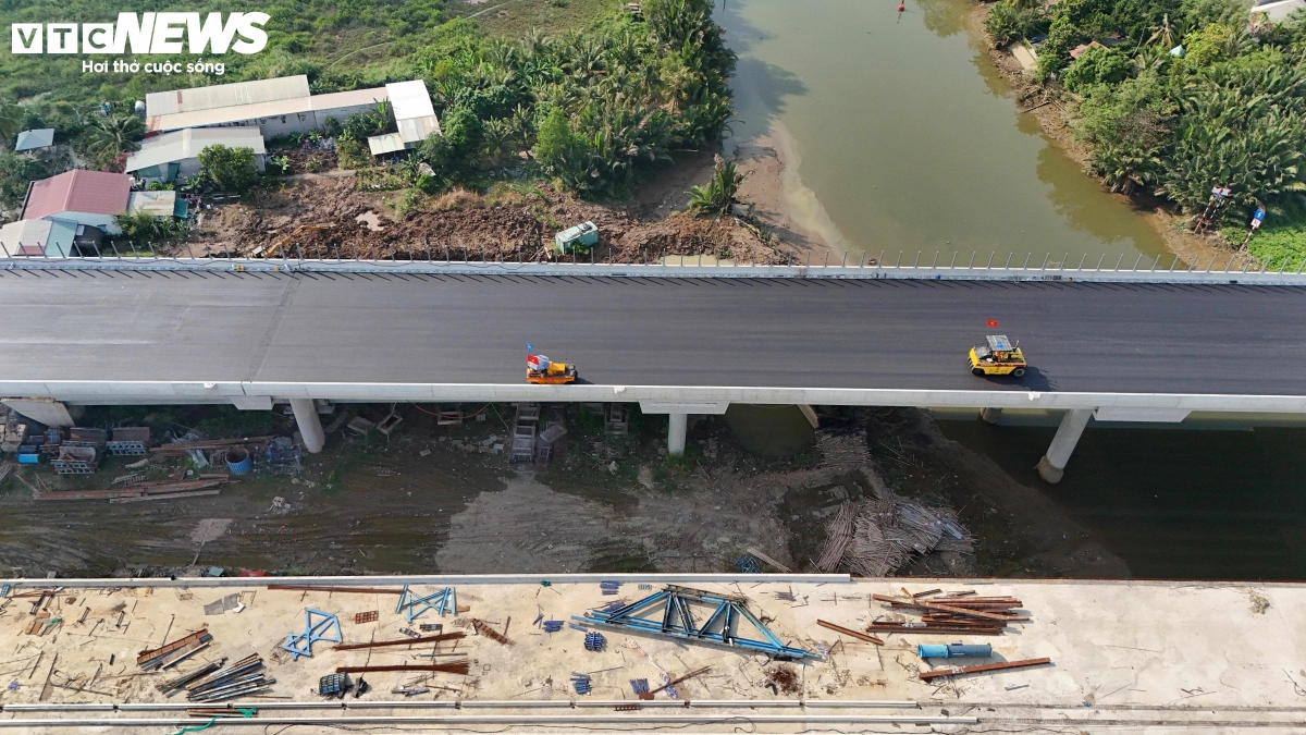 Theo ghi nhận của PV VOV, những ngày đầu tháng 1, đoạn cầu cạn tuyến Vành đai 3 đã dần hoàn thiện hình hài. Nhiều hạng mục cơ bản xong, hiện các đơn vị tiếp tục lắp đèn chiếu sáng, biển báo, đèn tín hiệu, lưới chống chói, sơn vạch kẻ đường và hệ thống báo hiệu phục vụ giao thông thủy tại các cầu vượt sông.